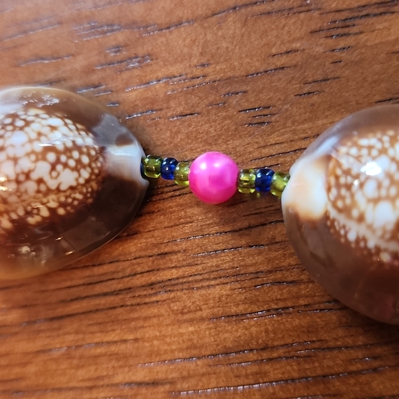 Vintage Tiger Cowrie Shell Necklace - Picture 6 of 9